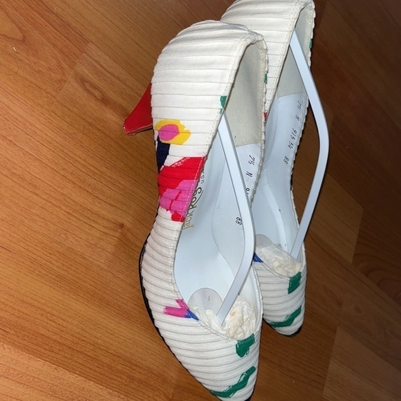 Jack Rogers white satin pumps with multicolored design and red heels Size 7.5 - Picture 4 of 10
